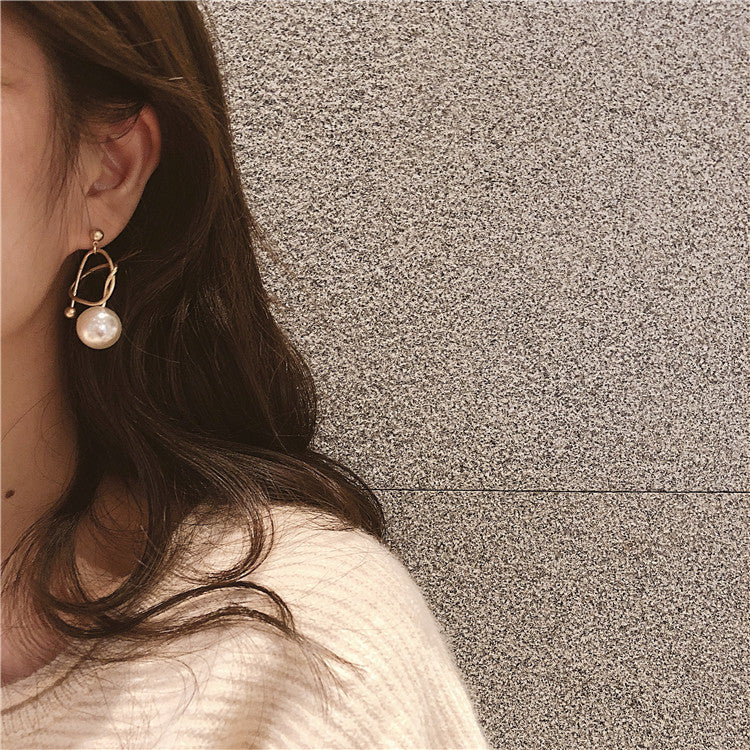 Metal winding pearl earrings - Kaldas Online Shopping