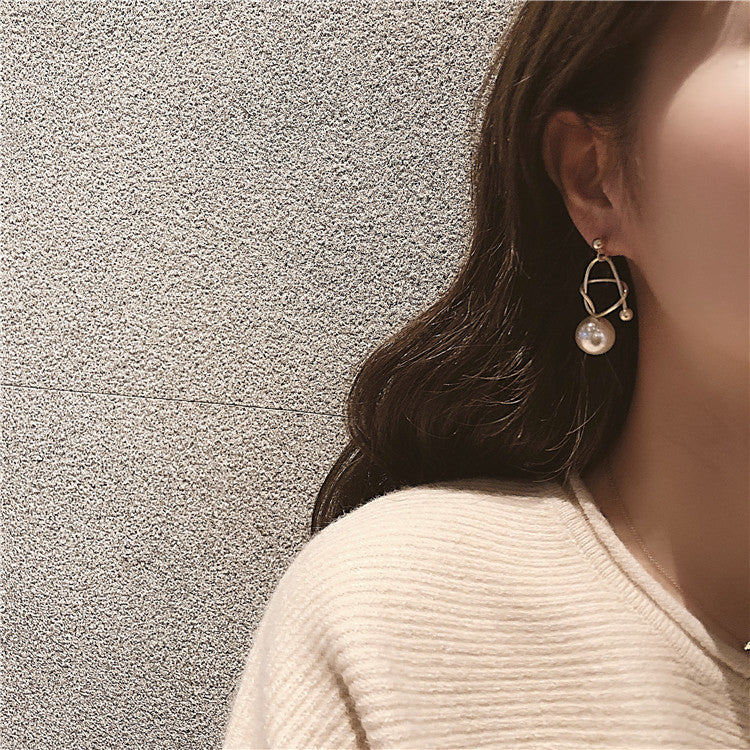 Metal winding pearl earrings - Kaldas Online Shopping